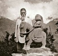 фото Николай Константинович Рерих у статуи Гуго-Чохана. Наггар. 1930-е